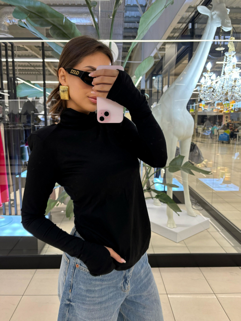 GOLF_Z_PODUSZKAMI_NA_RAMIONACH_-_czarny_