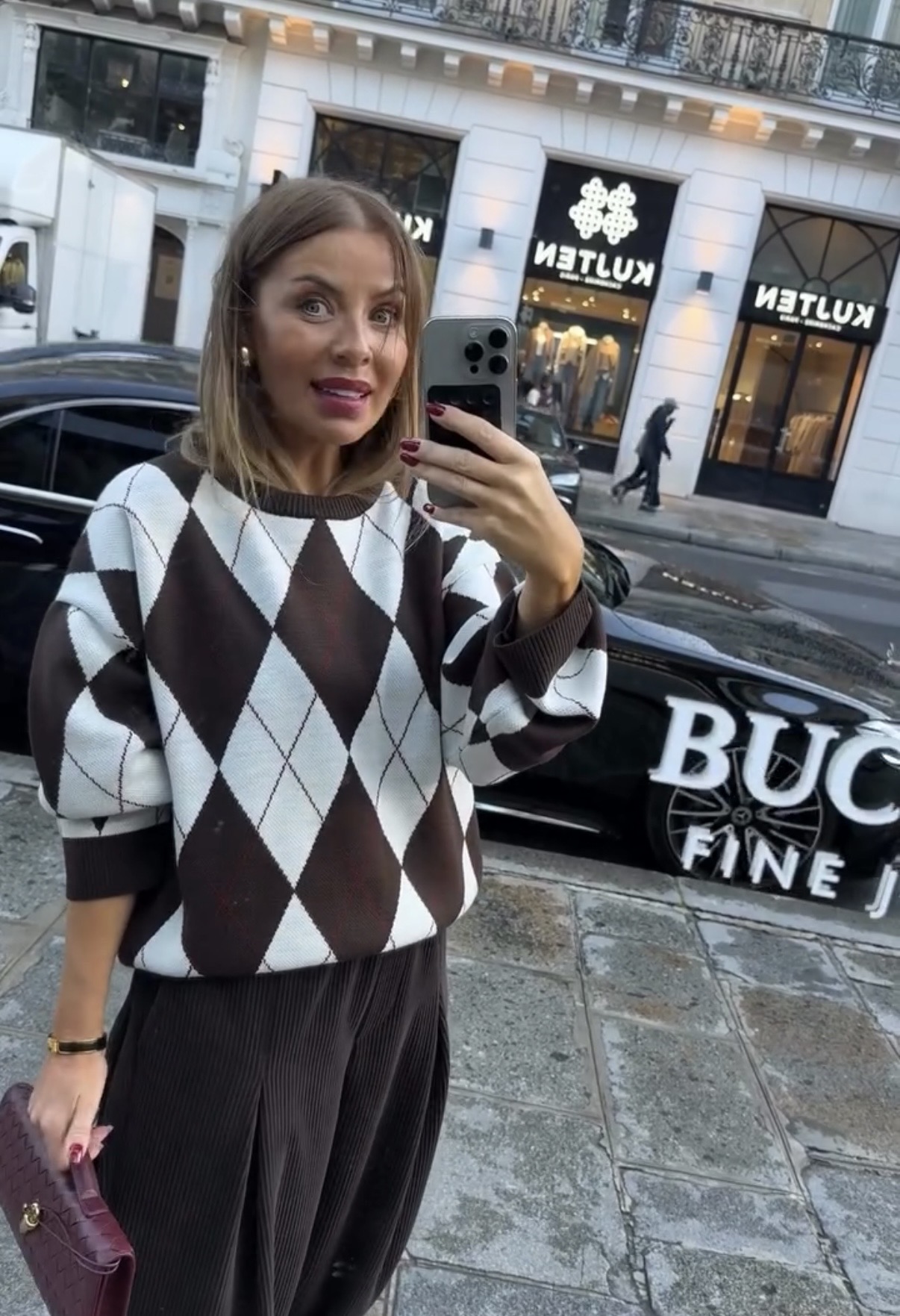 SWETER_W_ROMBY_-_biel_i_braz