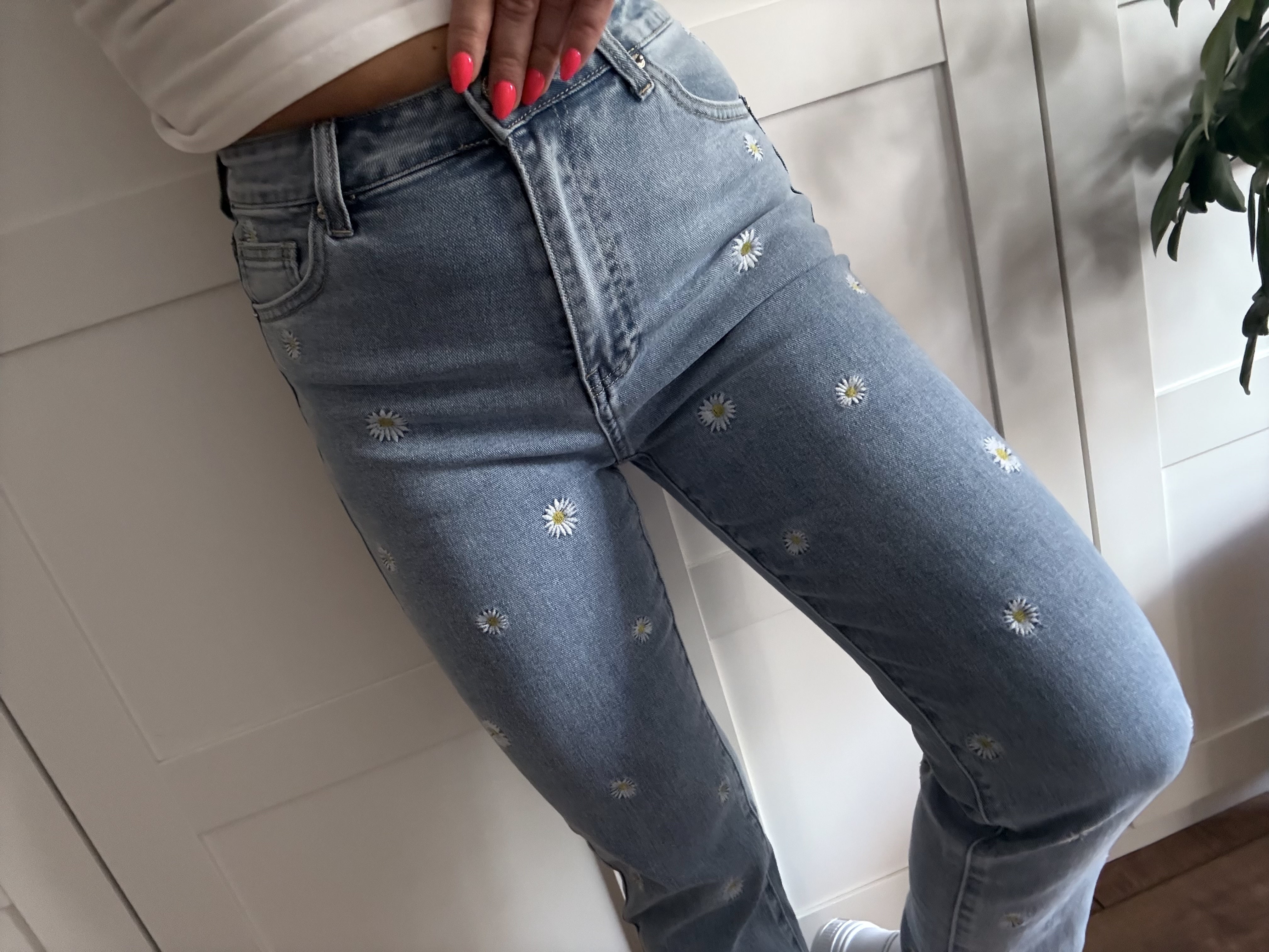 SPODNIE_MOM_FIT_JEANS_STOKROTKI